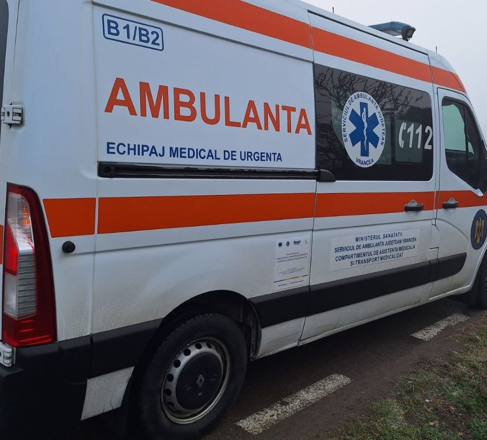 Ambulanță și echipaj medical intervenind la accident rutier în Vrancea Ambulanță și echipaj medical intervenind la accident rutier în Vrancea