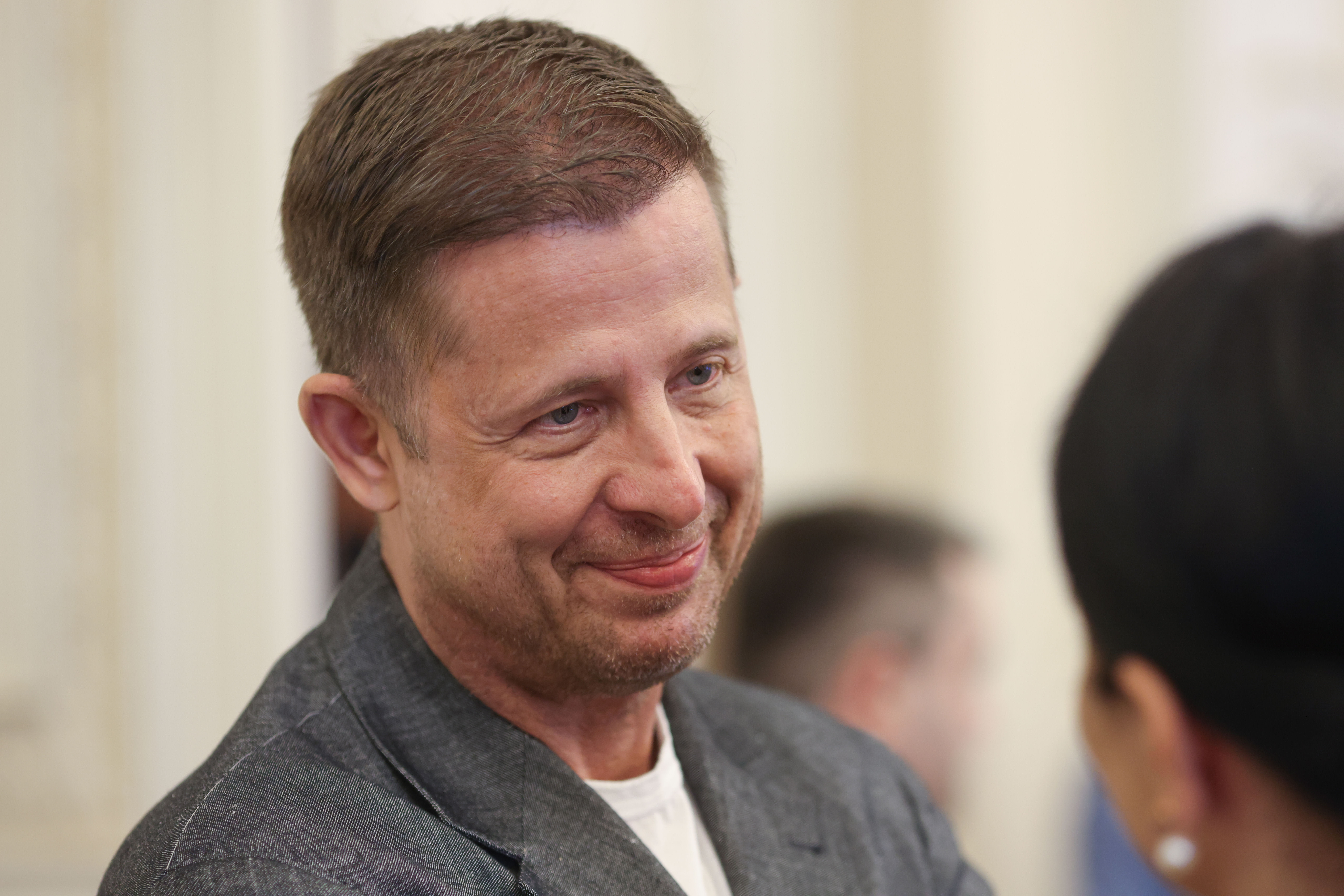 Hubert Thuma în discurs public, gesturi și expresie facială serioasă