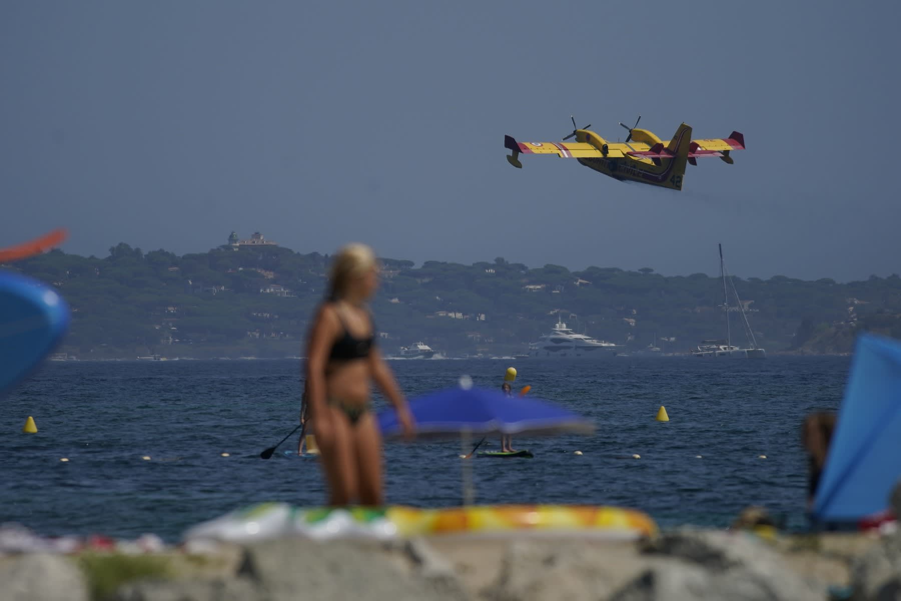Flăcări uriașe și fum negru peste coastă în Riviera Franceză