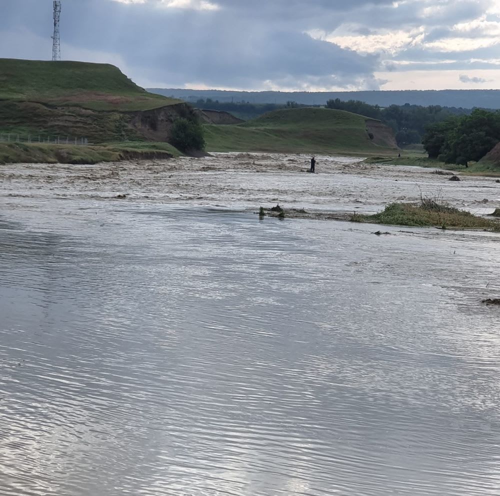 Inundații în județul Vrancea, râuri cu debite mari, intervenție de urgență Inundații în județul Vrancea, râuri cu debite mari, intervenție de urgență