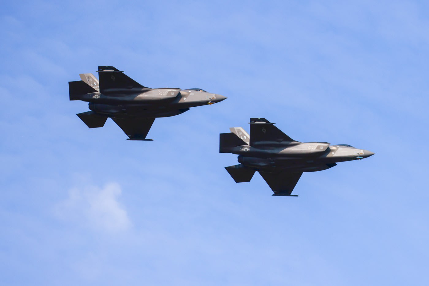 Avioane de vânătoare F-35 survolând în timpul unei parade militare în Polonia