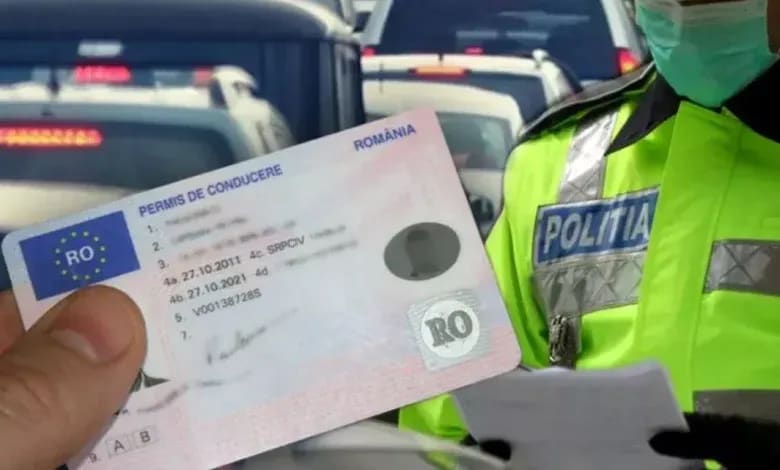 Polițiști sătmăreni verificând conducătorii auto în trafic