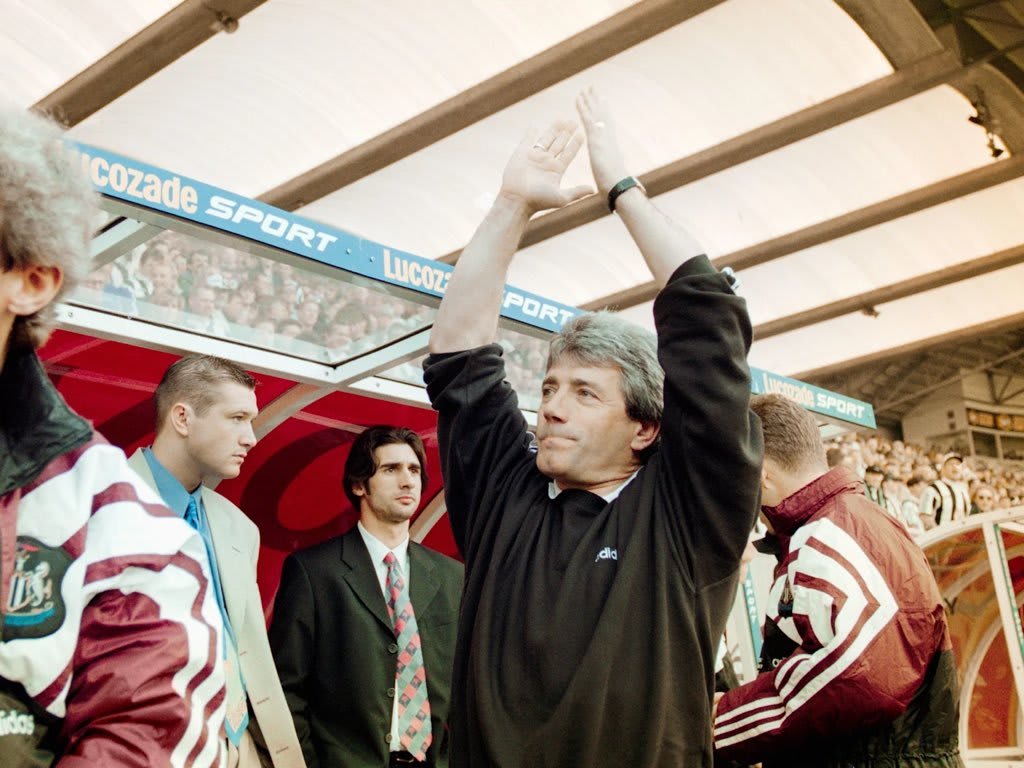 Kevin Keegan în timpul unui meci de fotbal, acțiune pe teren