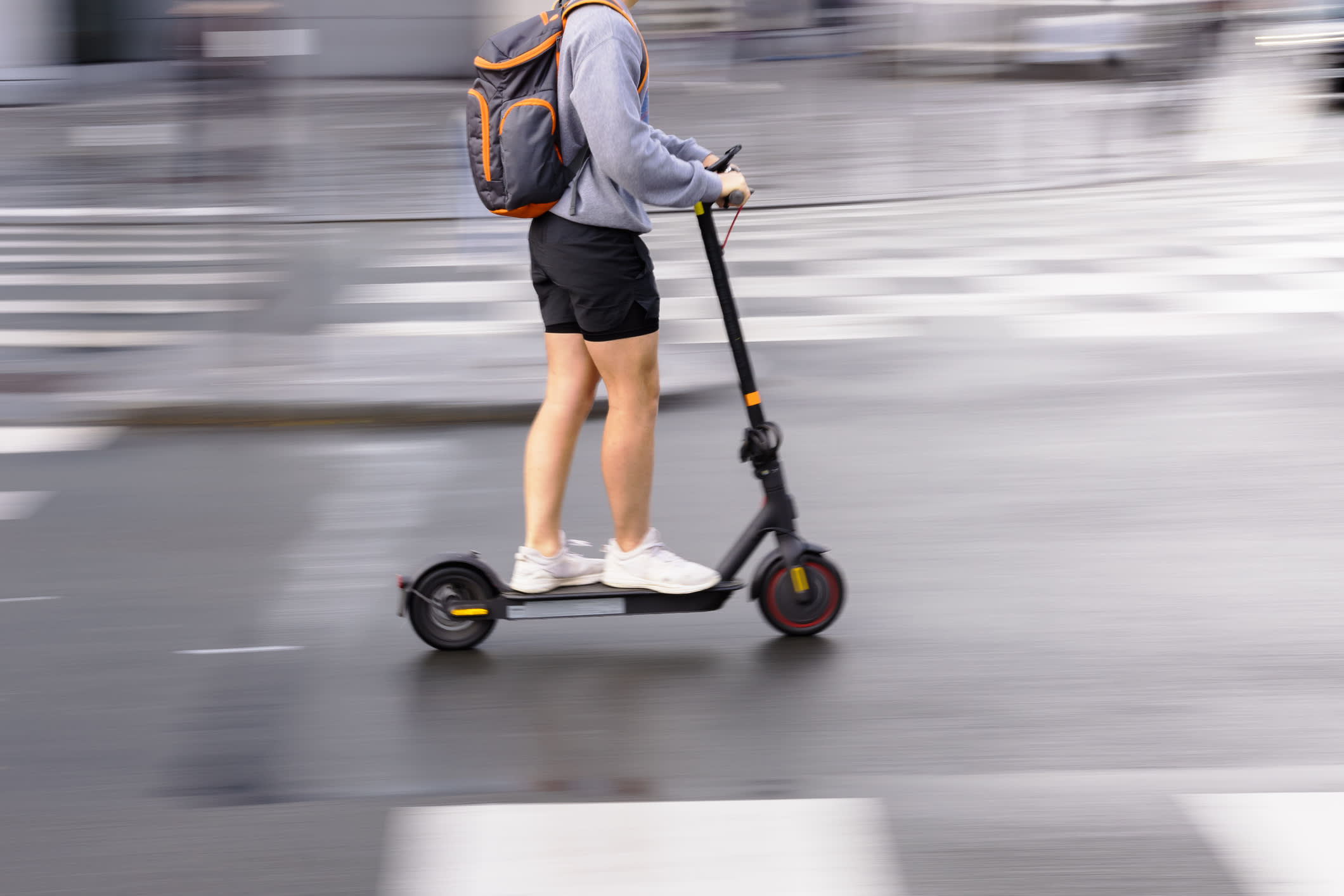 Trotinetă electrică și cască de protecție pe stradă în Dublin