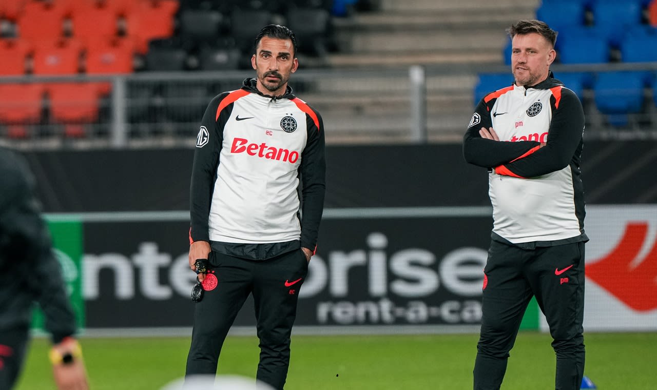 Mihai Pintilii în echipament de antrenor la Levadiakos Mihai Pintilii în echipament de antrenor la Levadiakos
