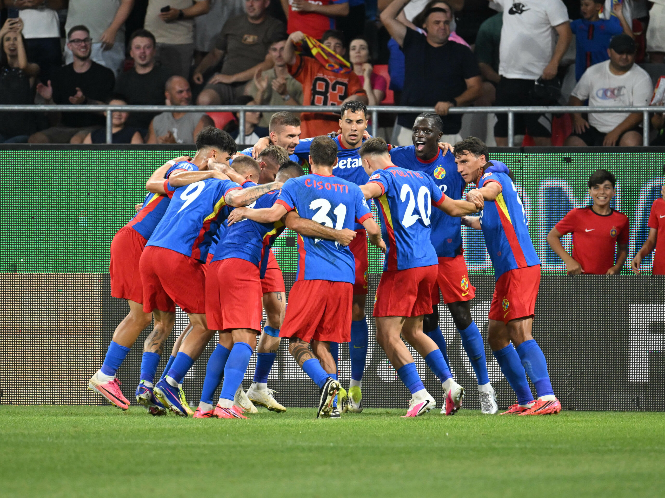 Fotografie cu echipa FCSB în meci oficial UEFA Fotografie cu echipa FCSB în meci oficial UEFA