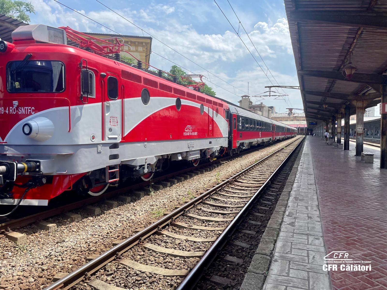Tren de călători în garaj feroviar din România
