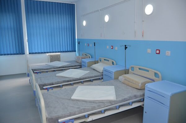 Spital județean Caraș-Severin cu paturi și personal medical