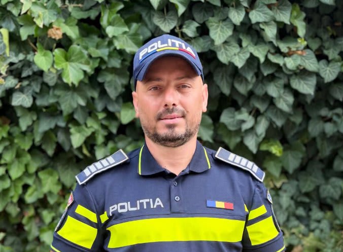 Polițist în uniformă cu urmăritor național, acțiune în timpul liber