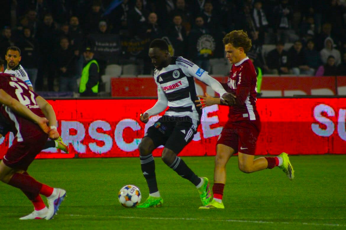 Fotbal echipe din Cluj în meci european, jucători în acțiune