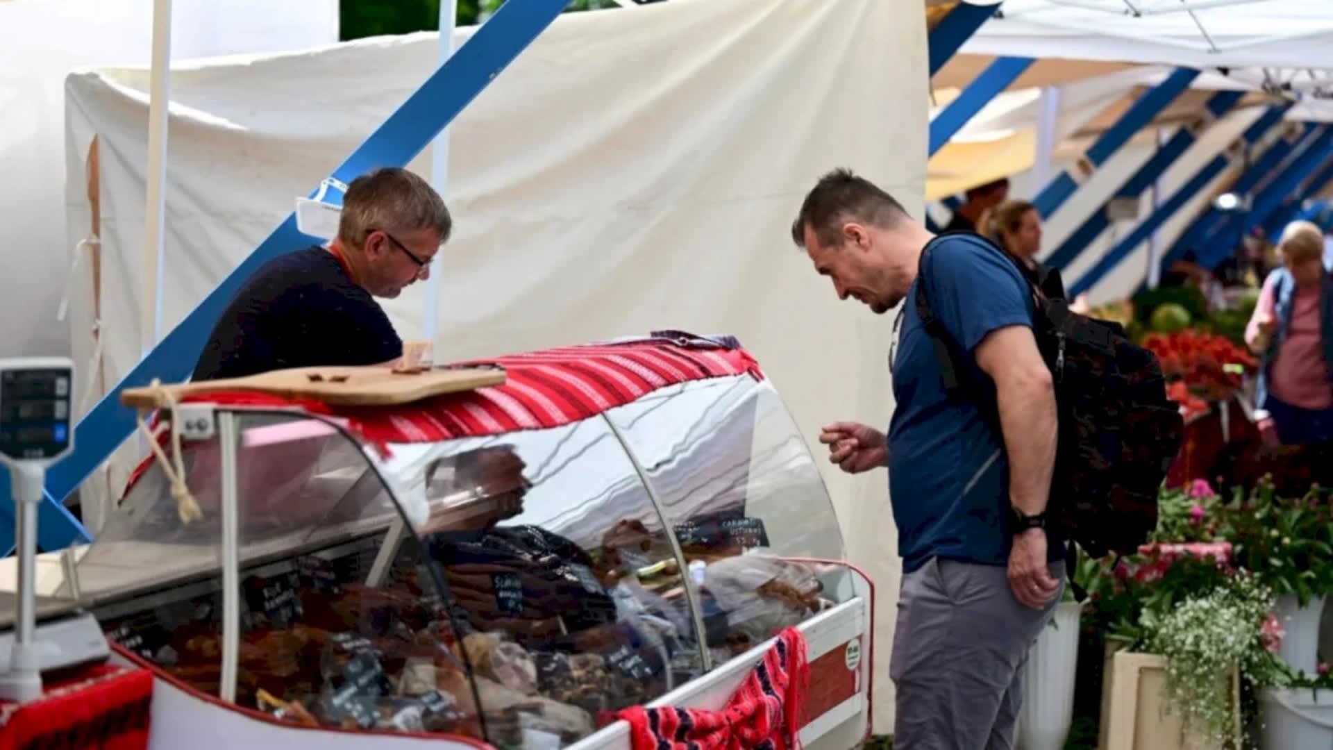 Tarabe cu fructe și legume proaspete pe strada Tache Ionescu, București