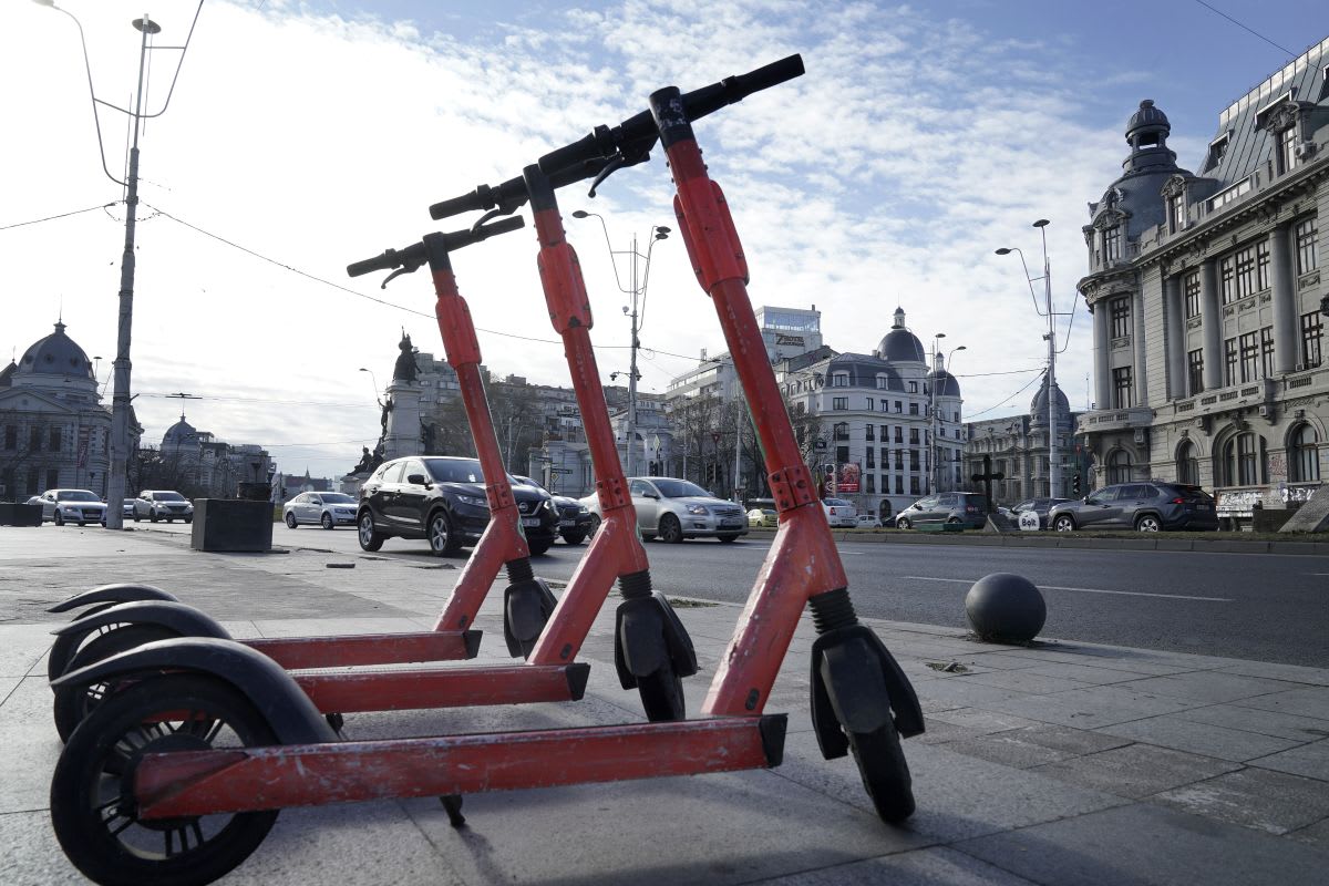 Trotinete electrice și tineri pe stradă în Grecia Trotinete electrice și tineri pe stradă în Grecia
