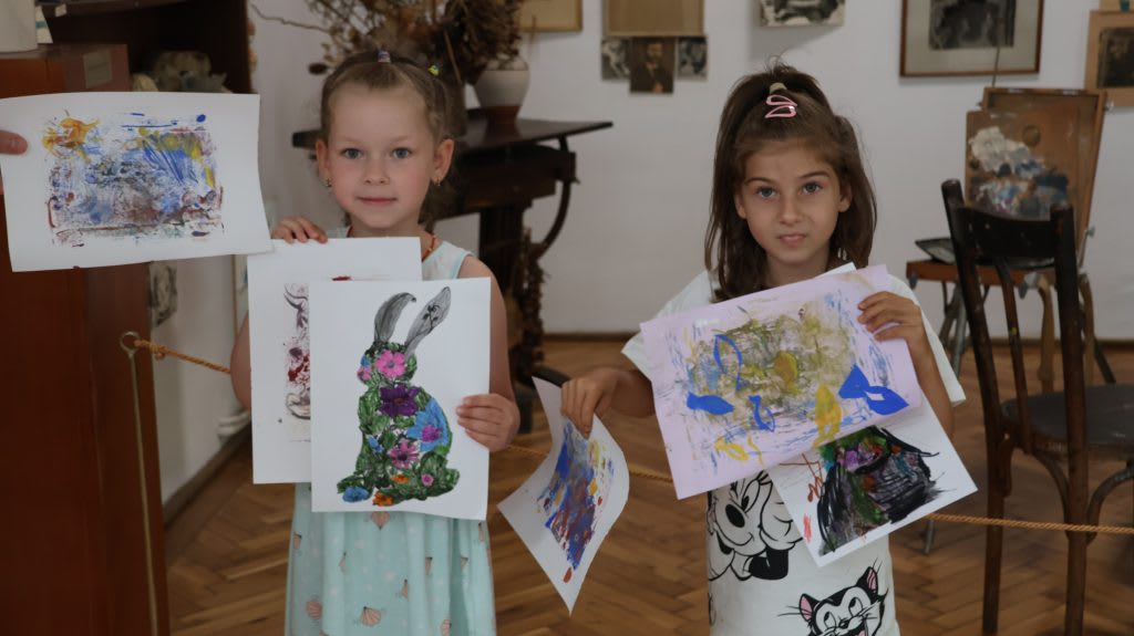 Copii participând la atelier de artă monotipie la Muzeul de Artă Constanța Copii participând la atelier de artă monotipie la Muzeul de Artă Constanța