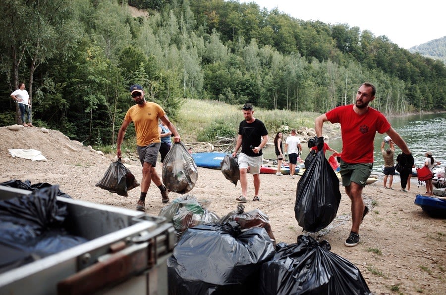 Voluntari ecologizează Lacul Siriu cu caiace și bărci