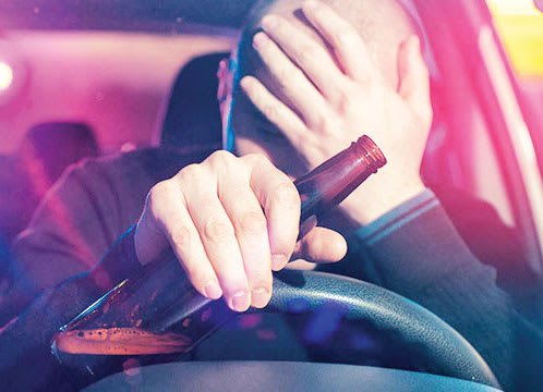 Polițiști din Câmpulung verificând un șofer suspect de alcool