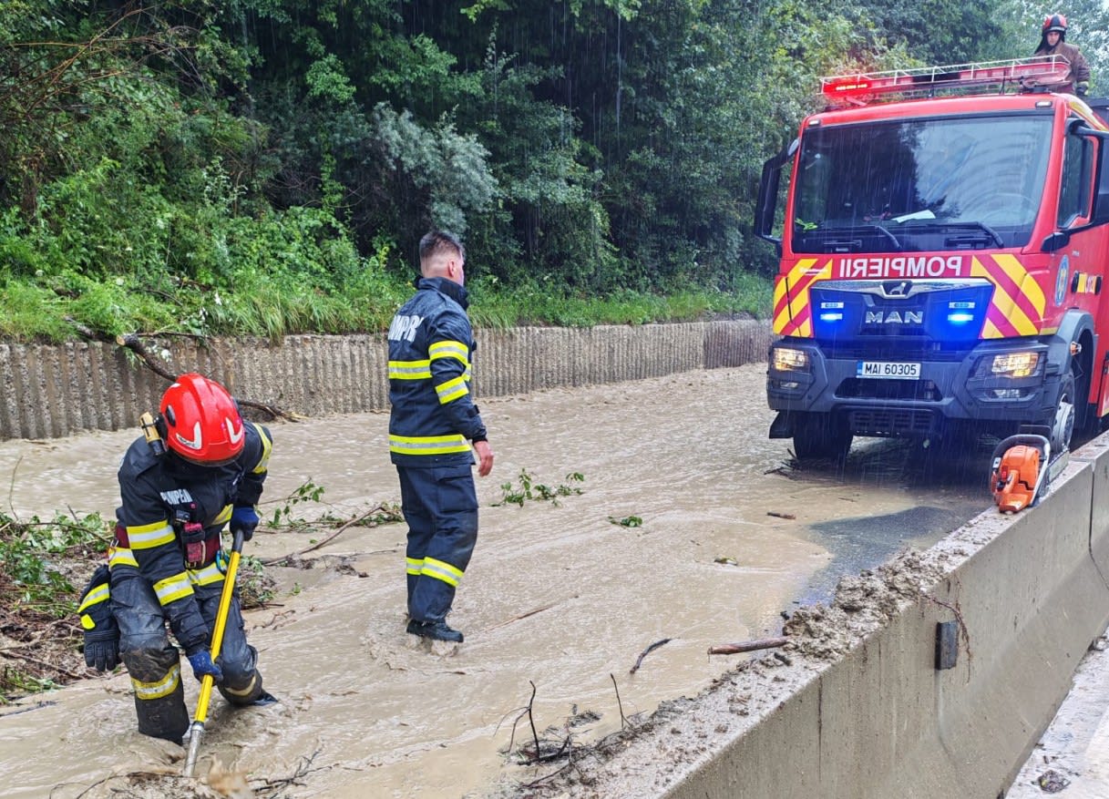 Mașină avariată pe DN 1, surpare de teren, echipe de intervenție