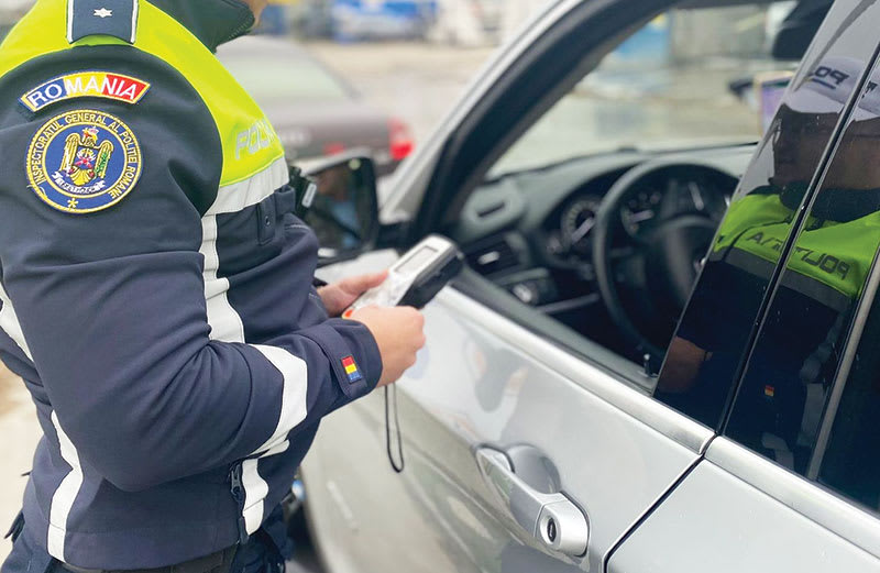 Mașină avariată în coliziune cu gard în Oarja, polițiști la fața locului