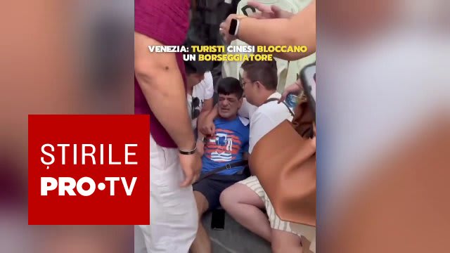 Turiști asiatici imobilizând un bărbat român în Veneția Turiști asiatici imobilizând un bărbat român în Veneția