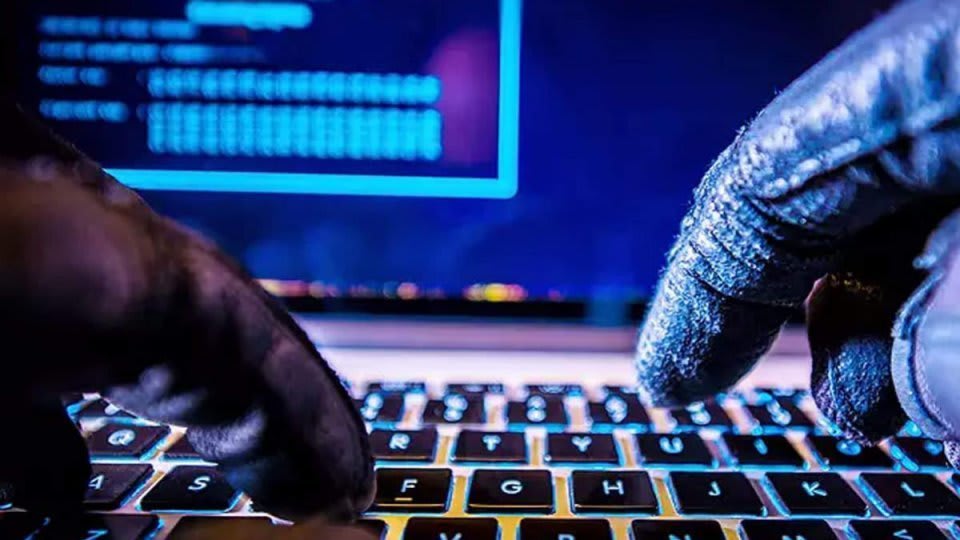 Reprezentanți ANCPI verificând sistemele informatice Reprezentanți ANCPI verificând sistemele informatice