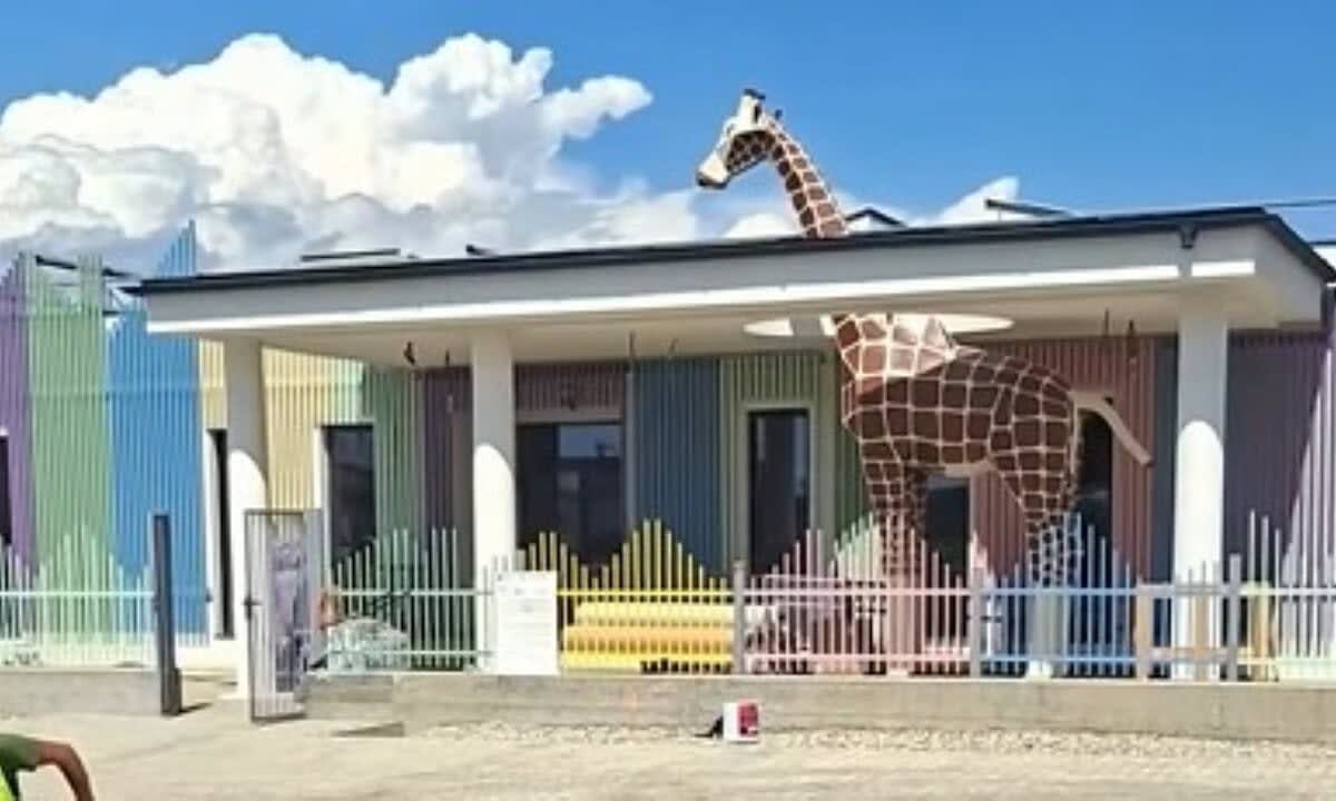 Constructori lucrând la construcția creșei din Blaj, zona Lunca Ciufudului