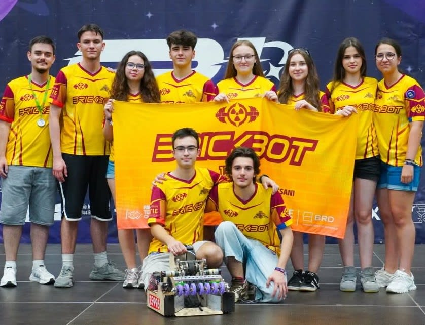 Echipă de elevi în acțiune la competiția FIRST Robotics Echipă de elevi în acțiune la competiția FIRST Robotics