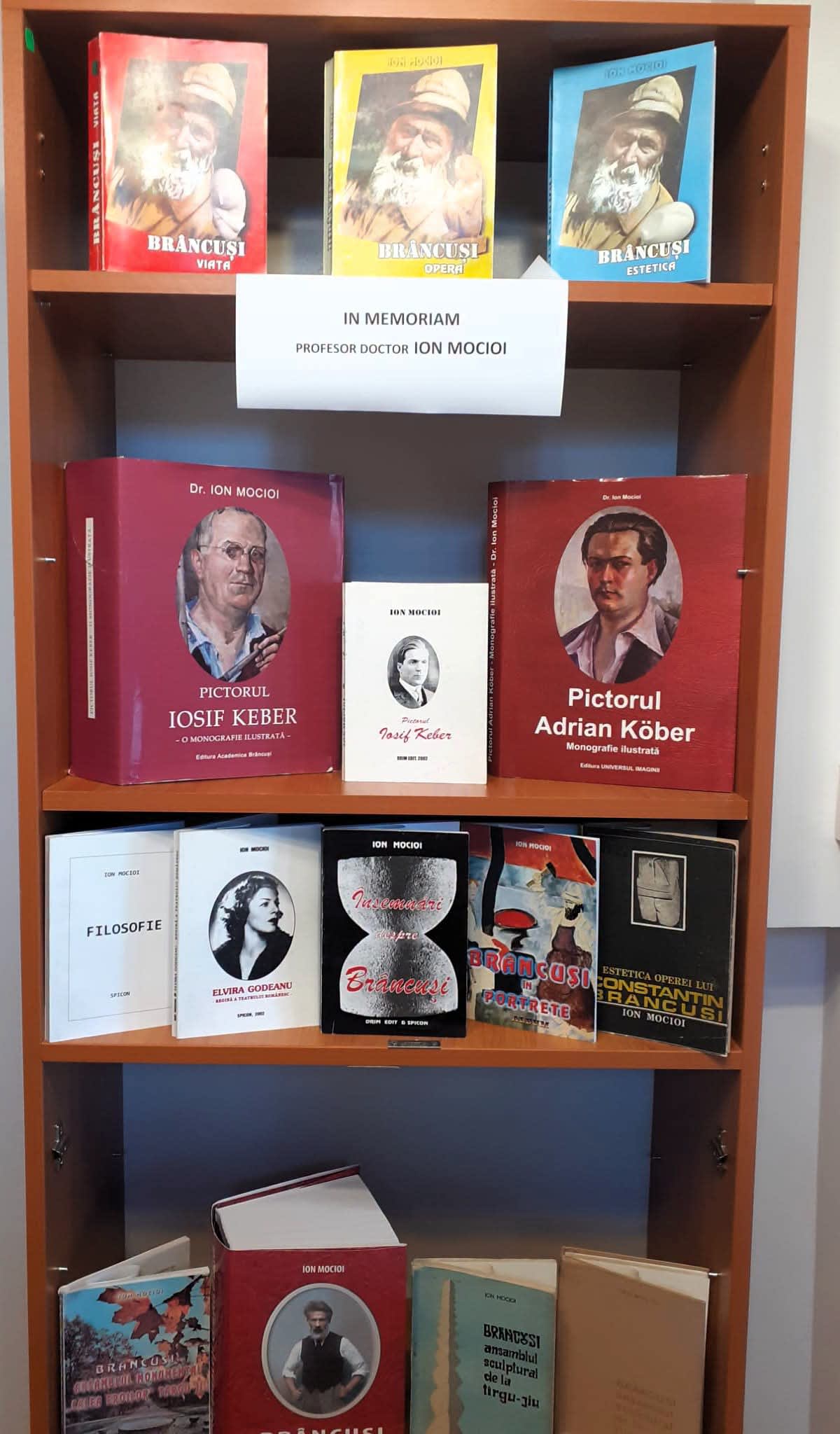 Memorial cu lumânări și carte veche în biserică ortodoxă