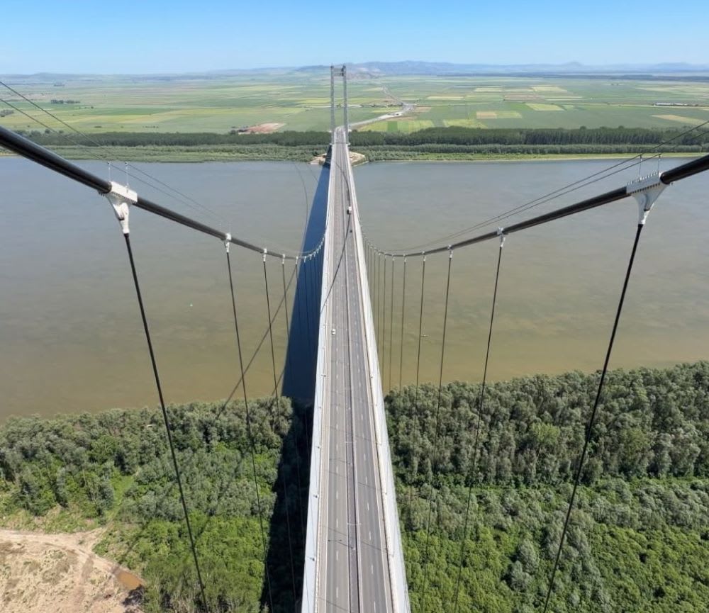 Pod suspendat de la Brăila cu indicatoare de restricție rutieră Pod suspendat de la Brăila cu indicatoare de restricție rutieră