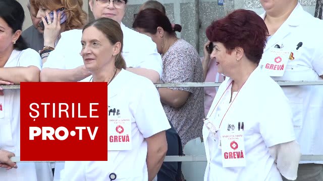 Medici și personal sanitar protestând în fața spitalului Medici și personal sanitar protestând în fața spitalului