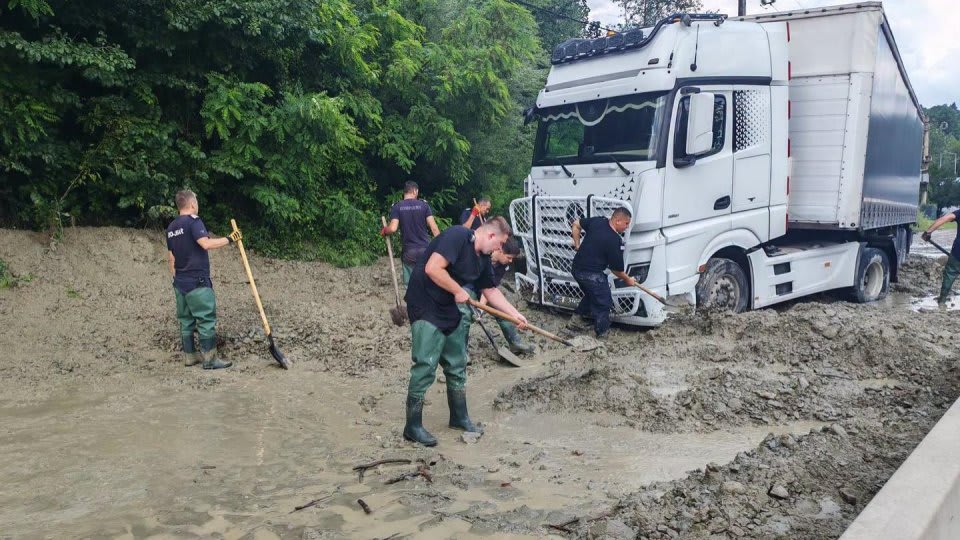 DN1 blocat la Breaza din cauza aluviunilor DN1 blocat la Breaza din cauza aluviunilor