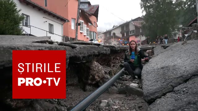 Viitură în Bușteni cu case și mașini acoperite de apă și aluviuni Viitură în Bușteni cu case și mașini acoperite de apă și aluviuni