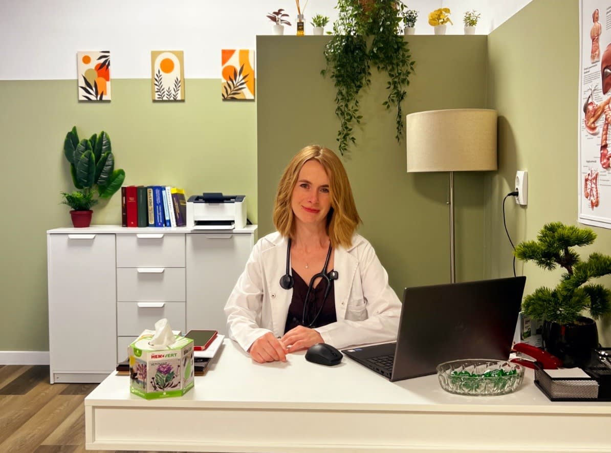 Doctor în timpul ecografiei abdominale, imagine detaliată