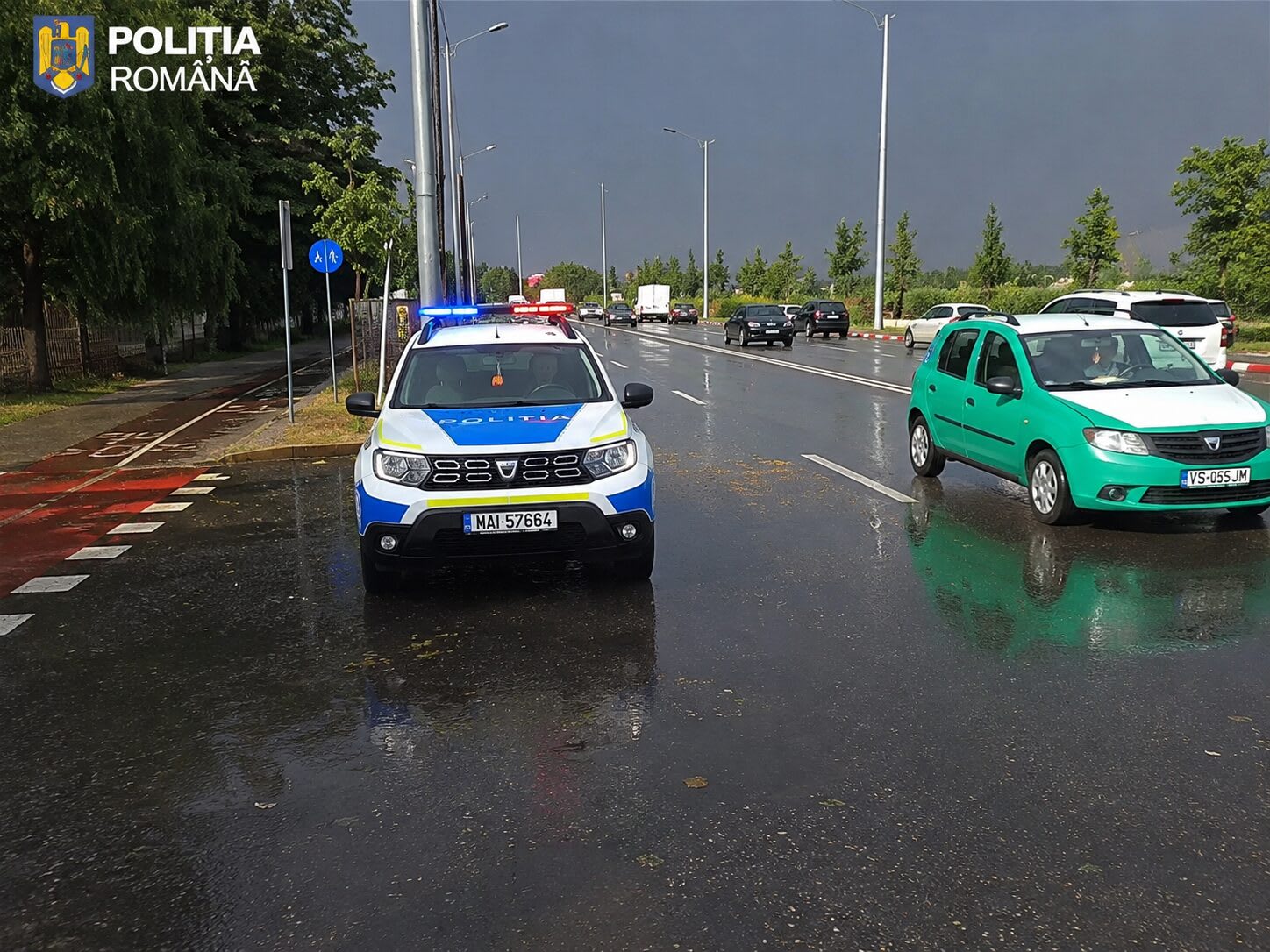 Polițiști vasluieni în timpul avertizării meteorologice Polițiști vasluieni în timpul avertizării meteorologice