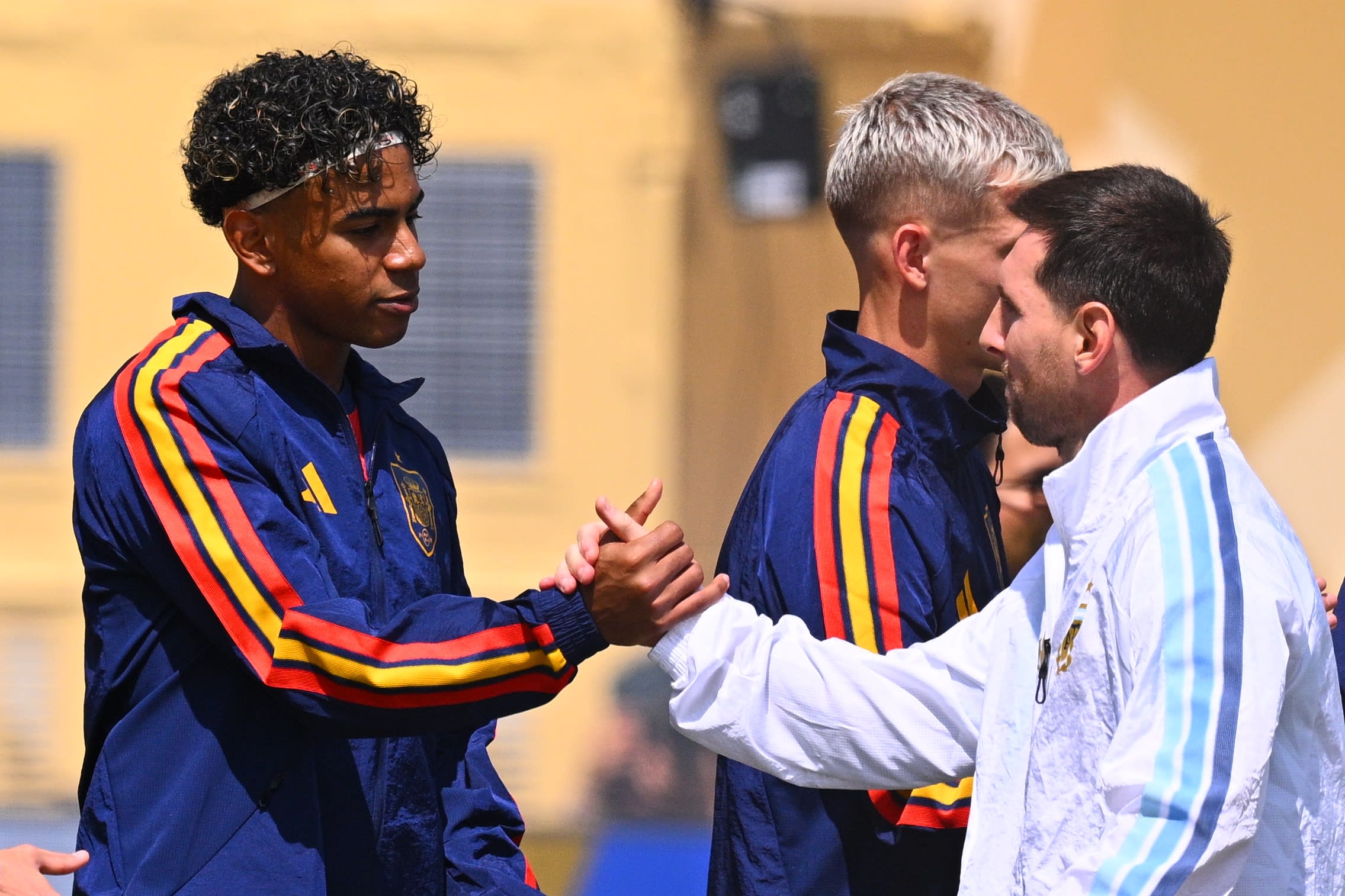 Fotbalisti pe teren în finala CM 2026, cu trofeul în centru