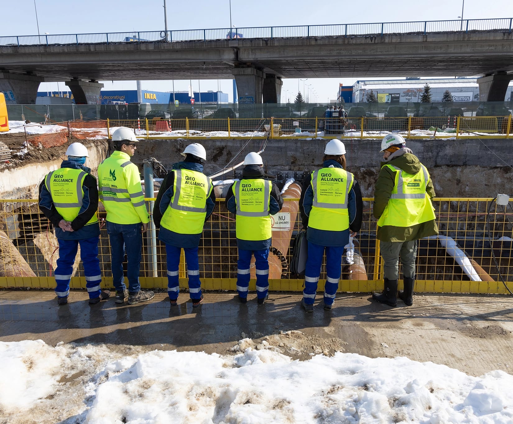 Constructor român discutând despre blocajele din șantierele din România