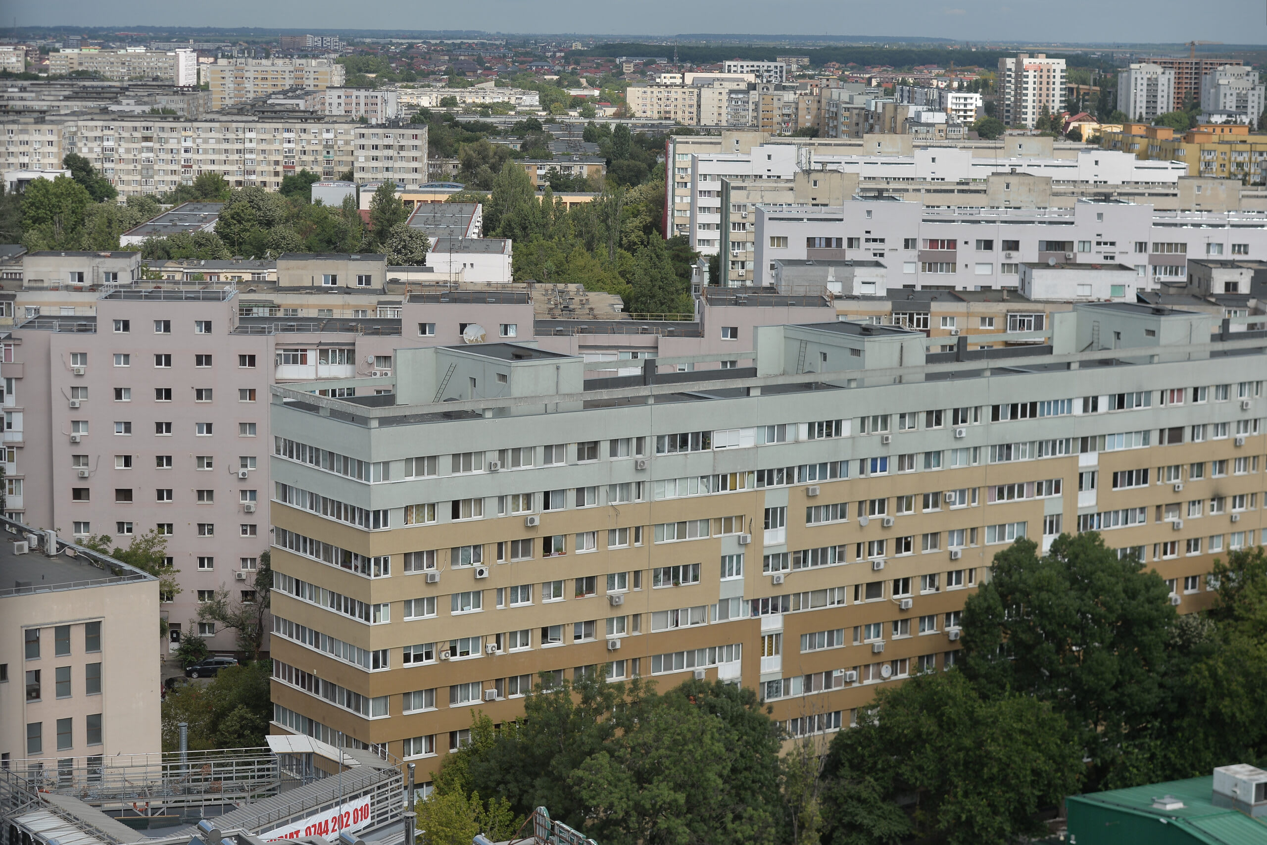 Lift modern instalat într-un bloc din România pentru accesibilitate