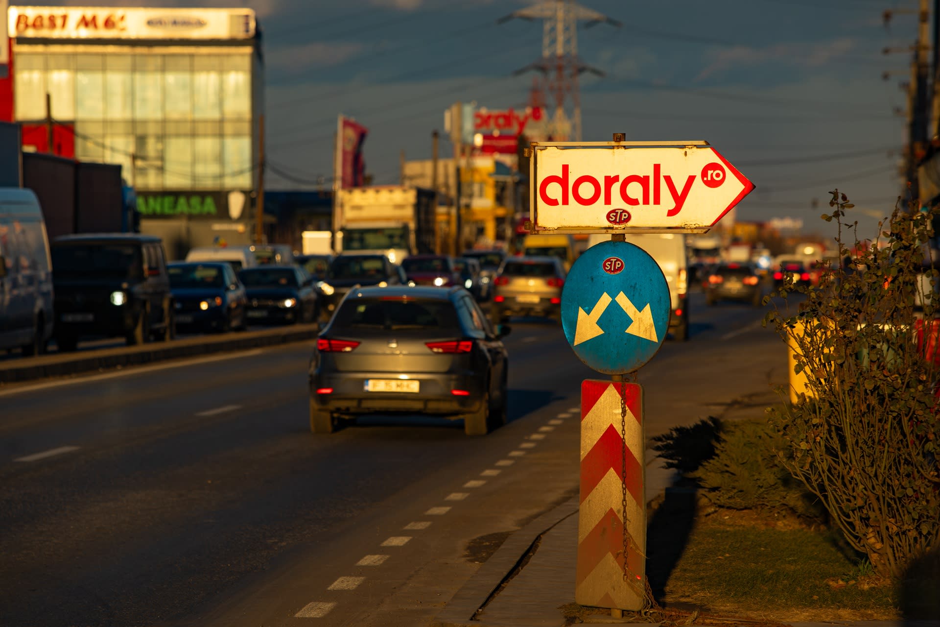 Persoană folosind aplicația Doraly pe telefon mobil în parc comercial