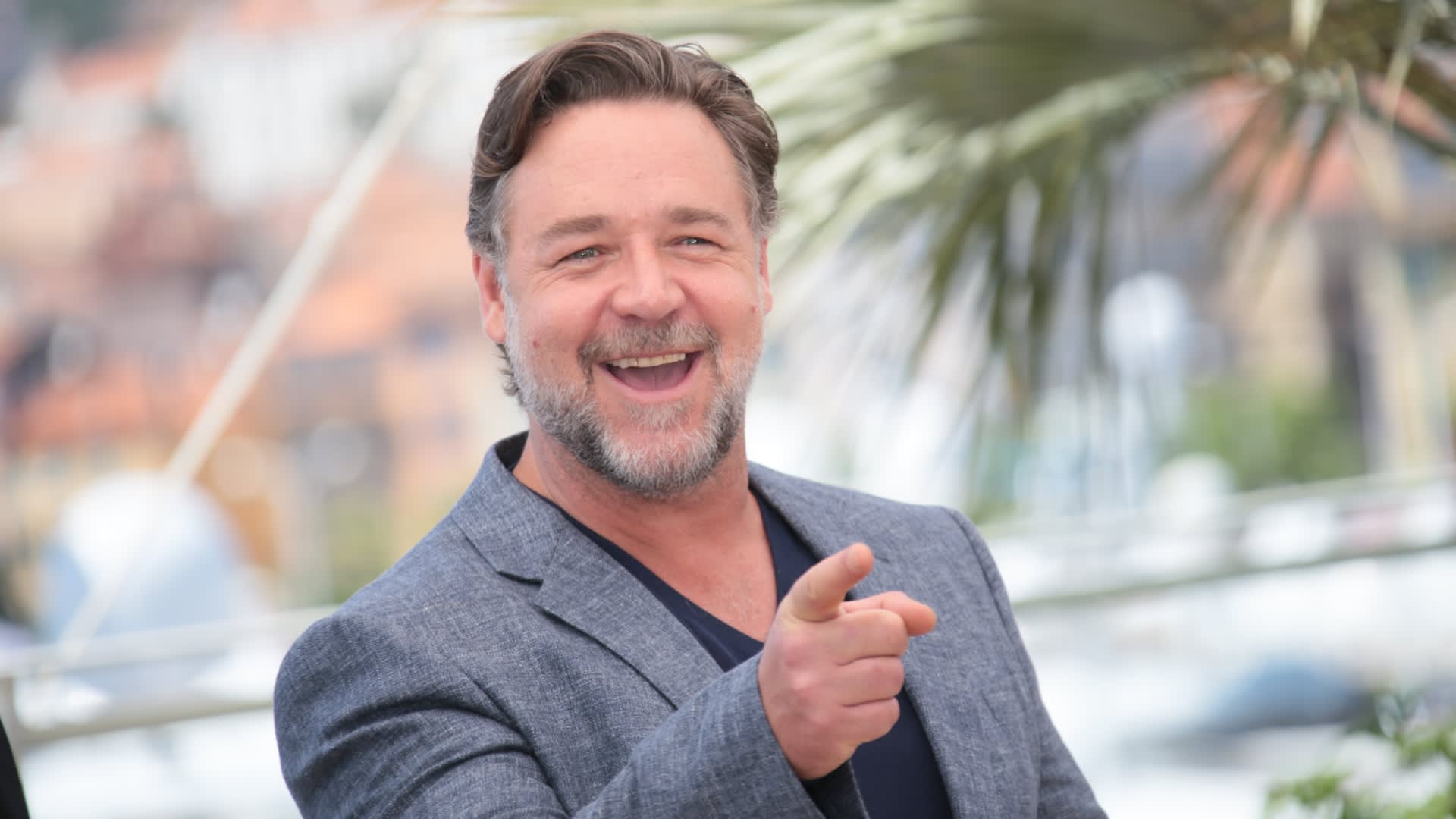 Russell Crowe cântând pe scenă la concert în România