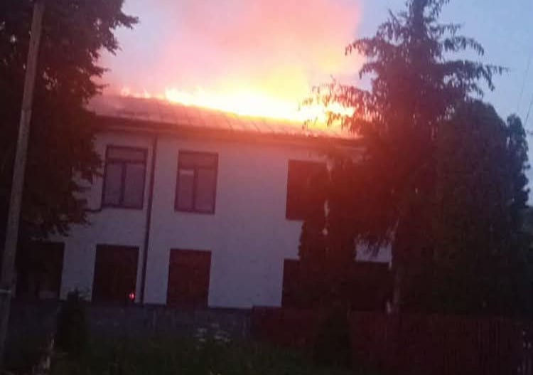 Clădire de școală afectată de incendiu, pompieri intervenind