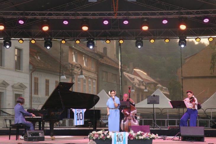 Spectacol muzical în aer liber în Piața Sfântul Ioan, Brașov