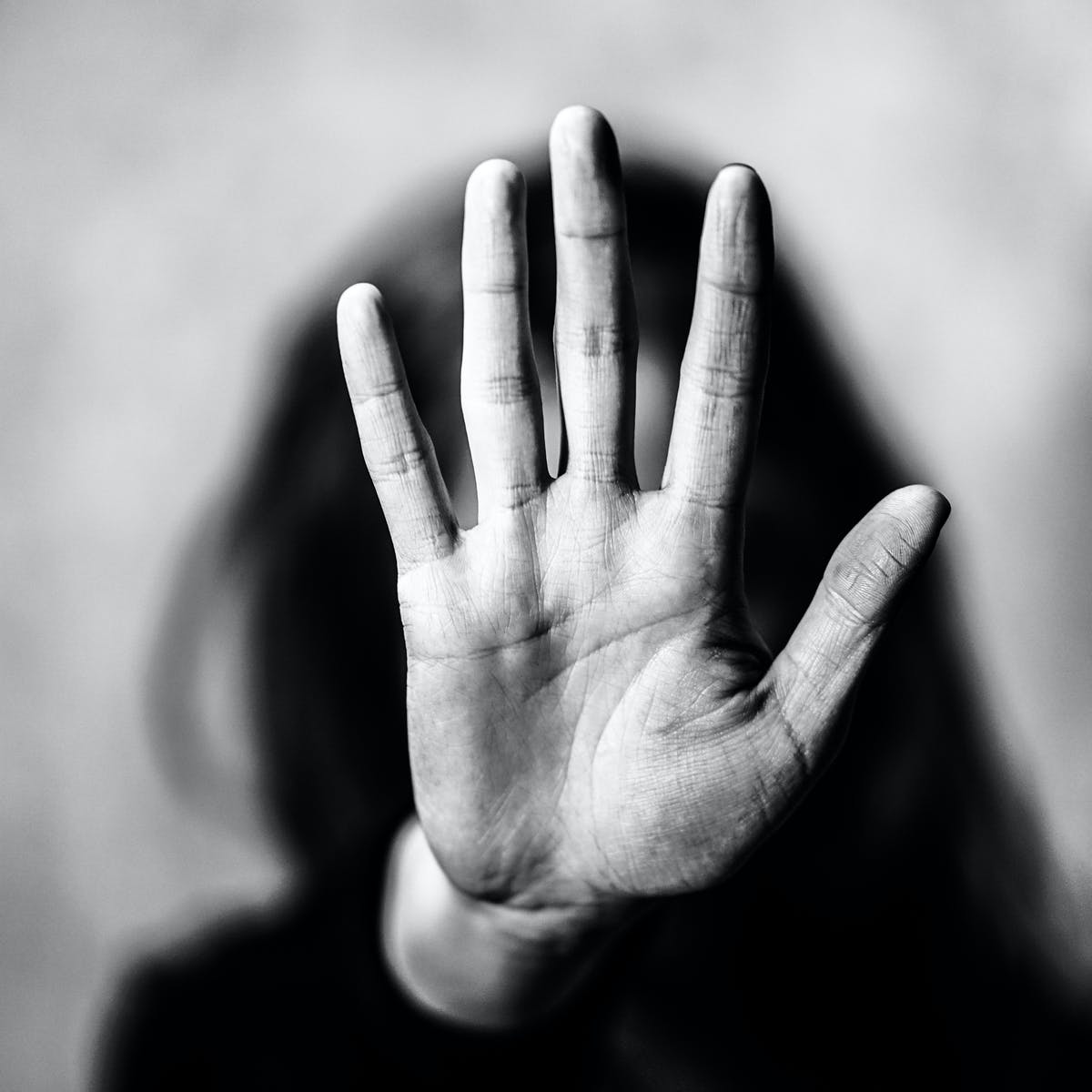 Polițiști DIICOT în acțiune, anchetă minoră
