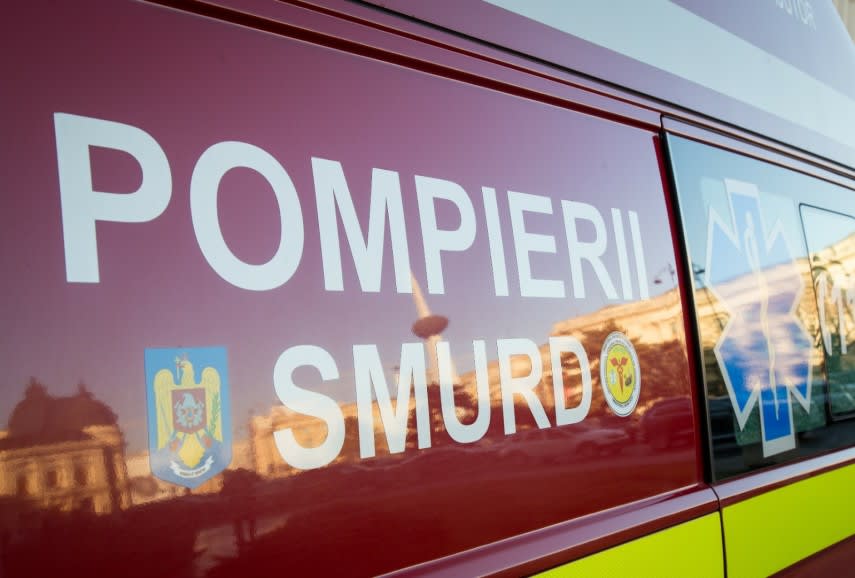 Echipaje de salvare intervenind la accident pe E85 în Săbăoani