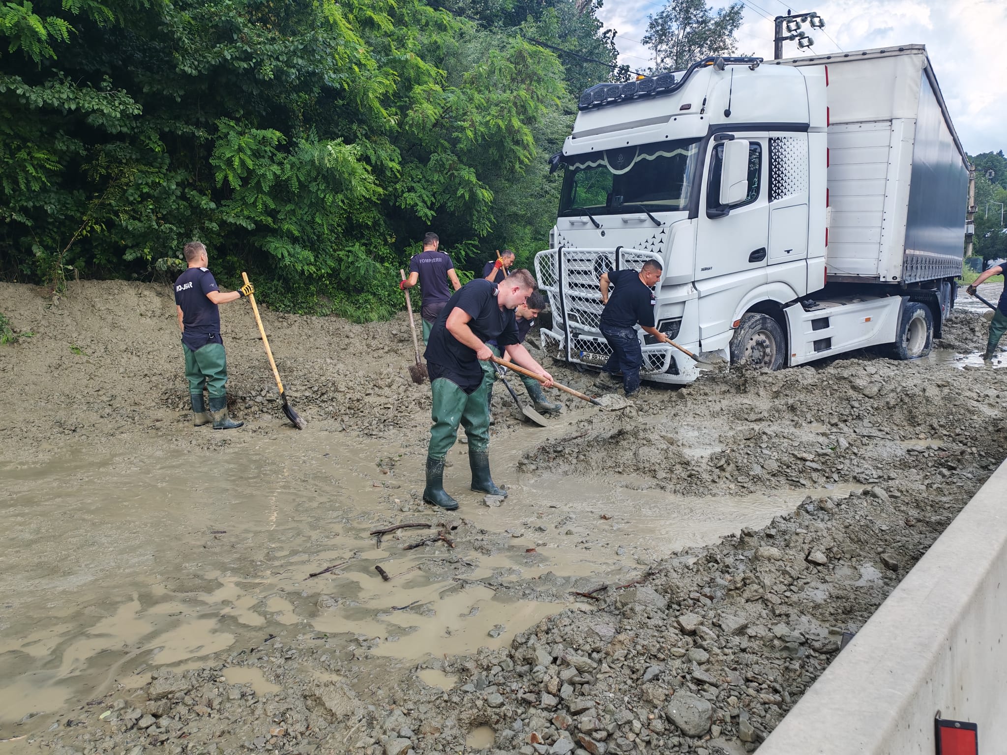 Trafic pe DN1 după viitură, echipaje de intervenție în acțiune