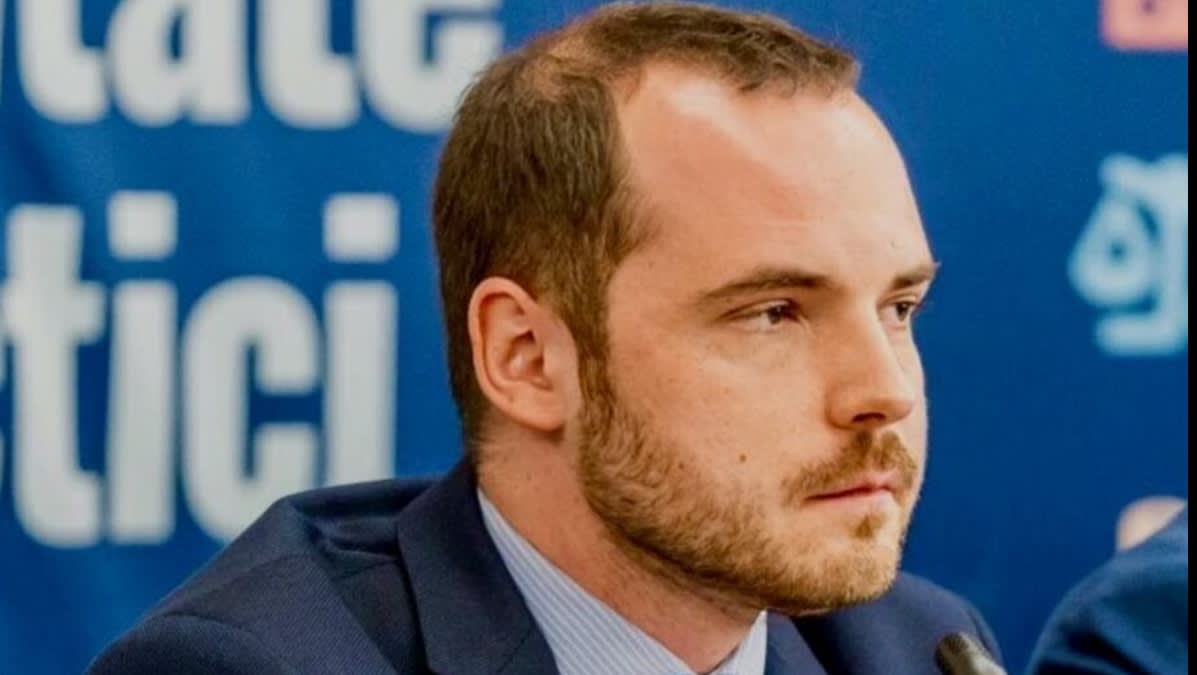 Alexandru Rogobete solidarizându-se cu personalul medical în timpul grevei Alexandru Rogobete solidarizându-se cu personalul medical în timpul grevei