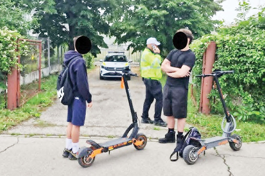 Polițiști verificând conducători de trotinete electrice în Pitești