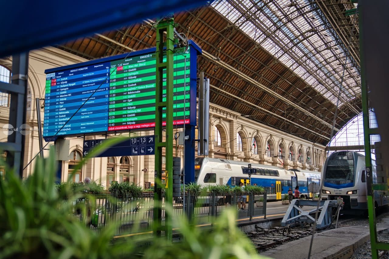 Gara Budapesta Keleti cu trenuri în circulație