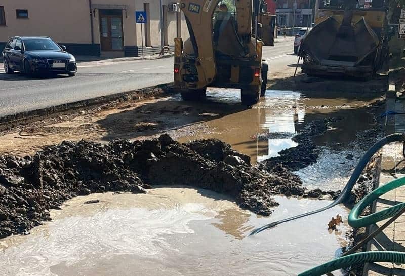 Echipă de intervenție reparând o stație de pompare în Prahova
