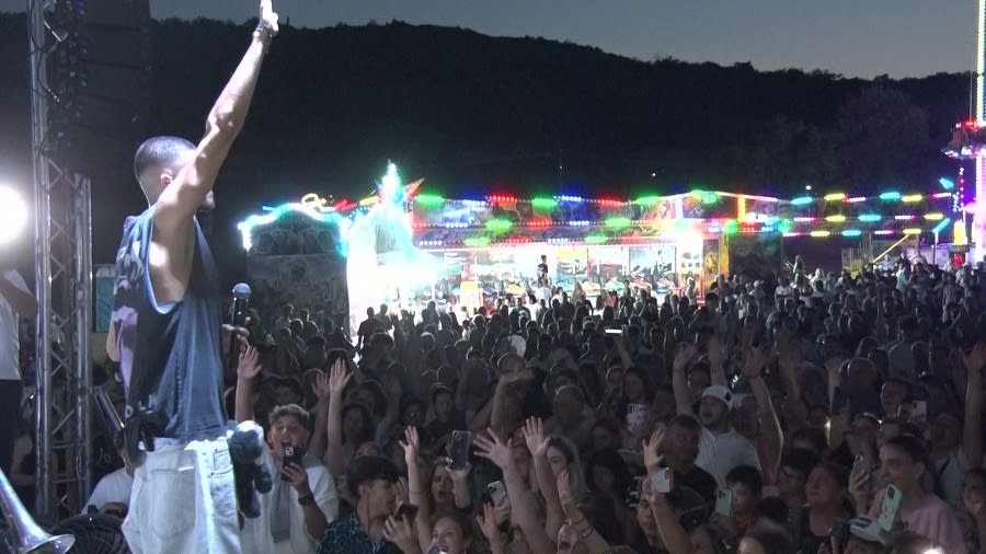 Artiști pe scena Zilelor Monteorului la Sărata Monteoru