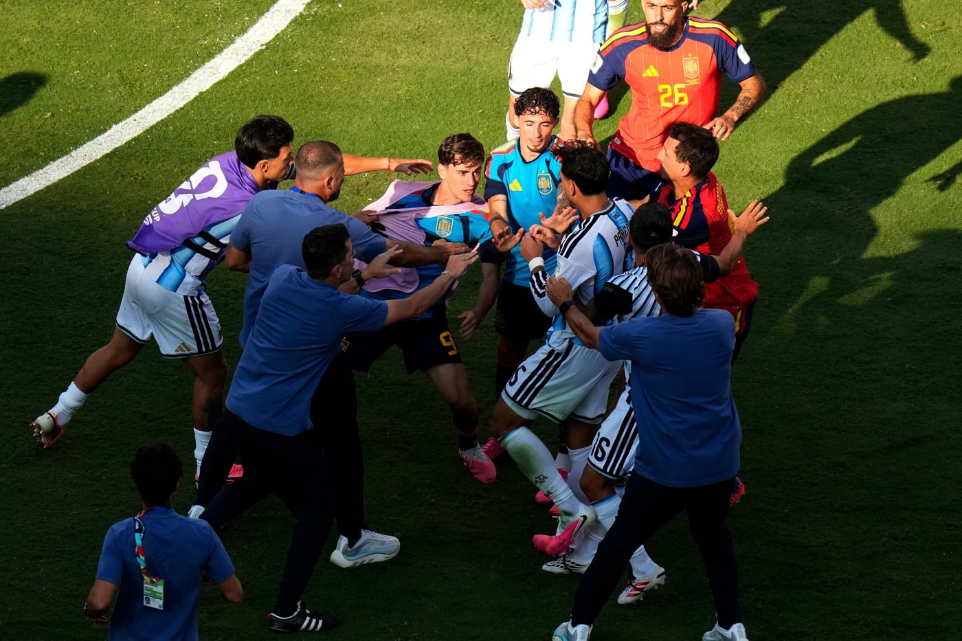 Jucători de fotbal în conflict pe teren după finala Cupei Mondiale