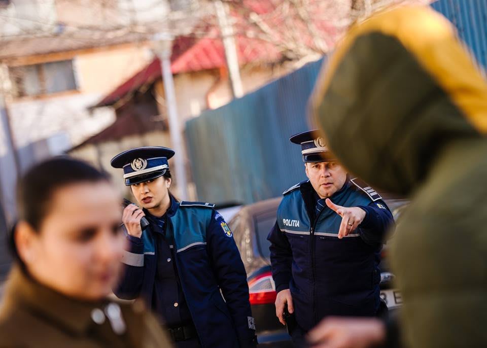 Polițist emitând ordin de protecție pentru victimă