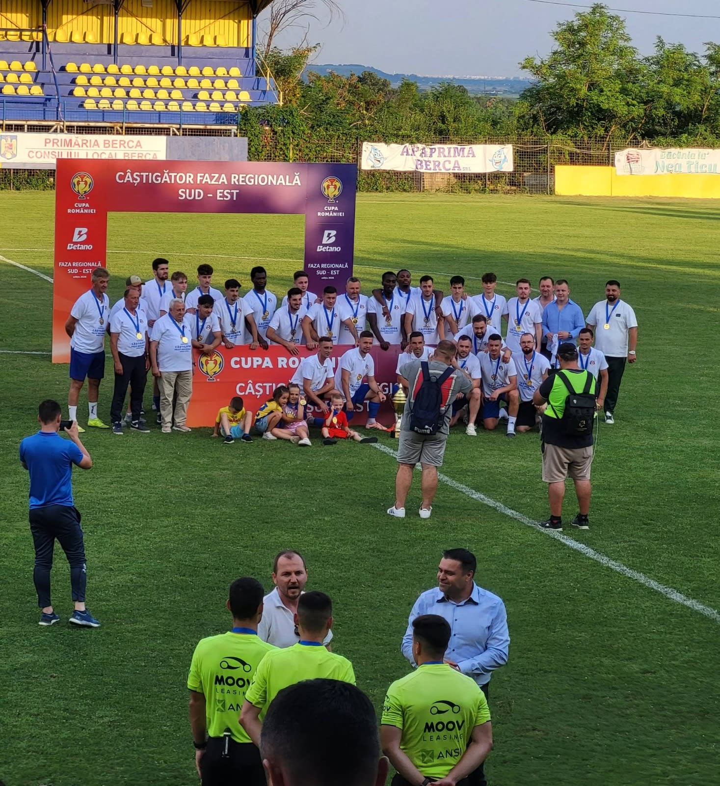 Jucători Petrolul Berca celebrând victoria în finala regională